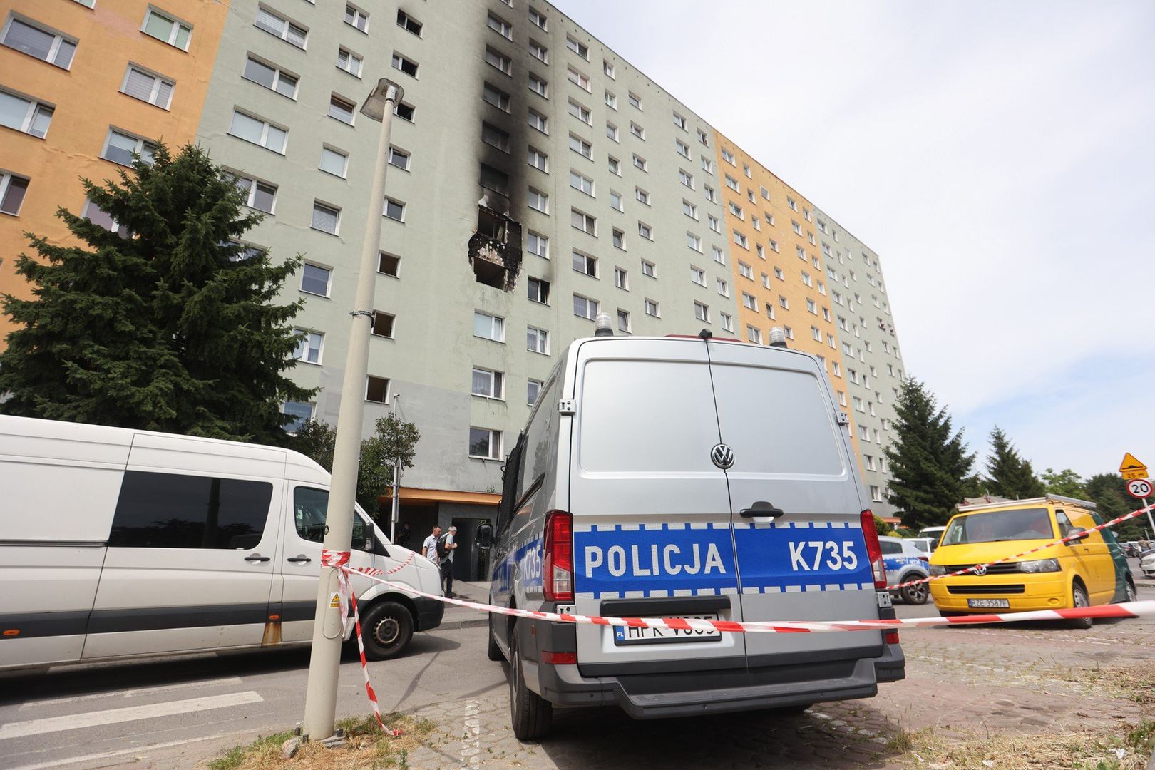 Blok przy ul. Popiełuszki, gdzie w środę wybuchł pożar. Nadal czuć tam zapach spalenizny.