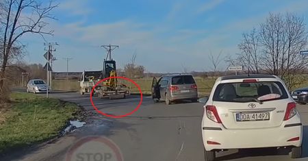 Nagranie z Oławy. Ludzie patrzą na koparkę i przecierają oczy