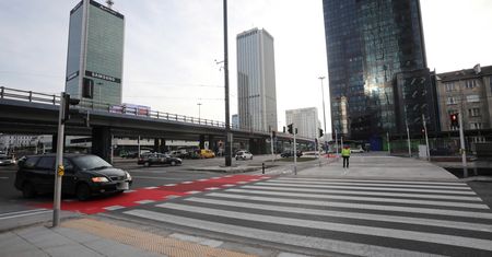 Warszawa. Wypadek na rondzie Czterdziestolatka. Karetka zderzyła się z samochodem