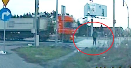 O mały włos od tragedii na pasach. Policjanci z Piaseczna wszystko nagrali