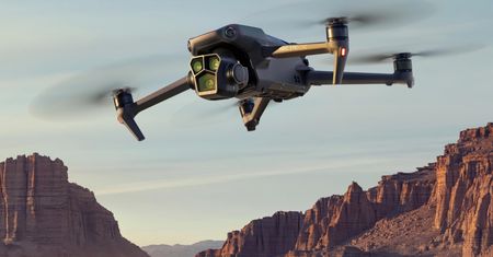 Dron przez duże „D”. Oto DJI Mavic 3 Pro z potrójną kamerą