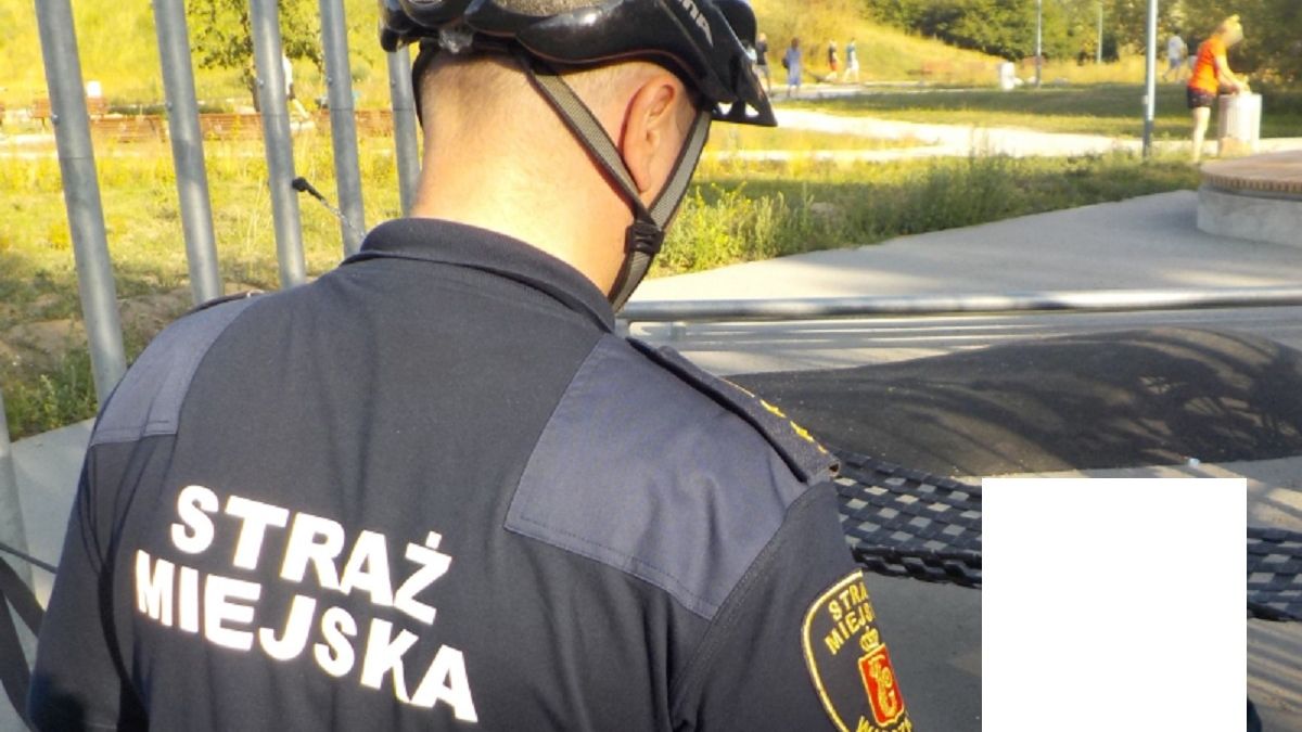 15-latek na placu zabaw. Przyszedł, żeby się napić.