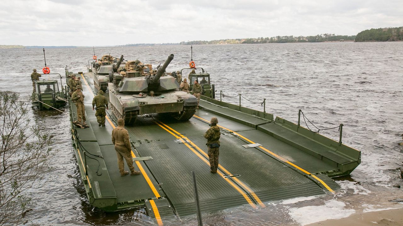 Polska zamawia mosty pontonowe PFM. Teraz wojsko używa 50-letnich zabytków - Czołgi Abrams podczas przeprawy - zdjęcie ilustracyjne