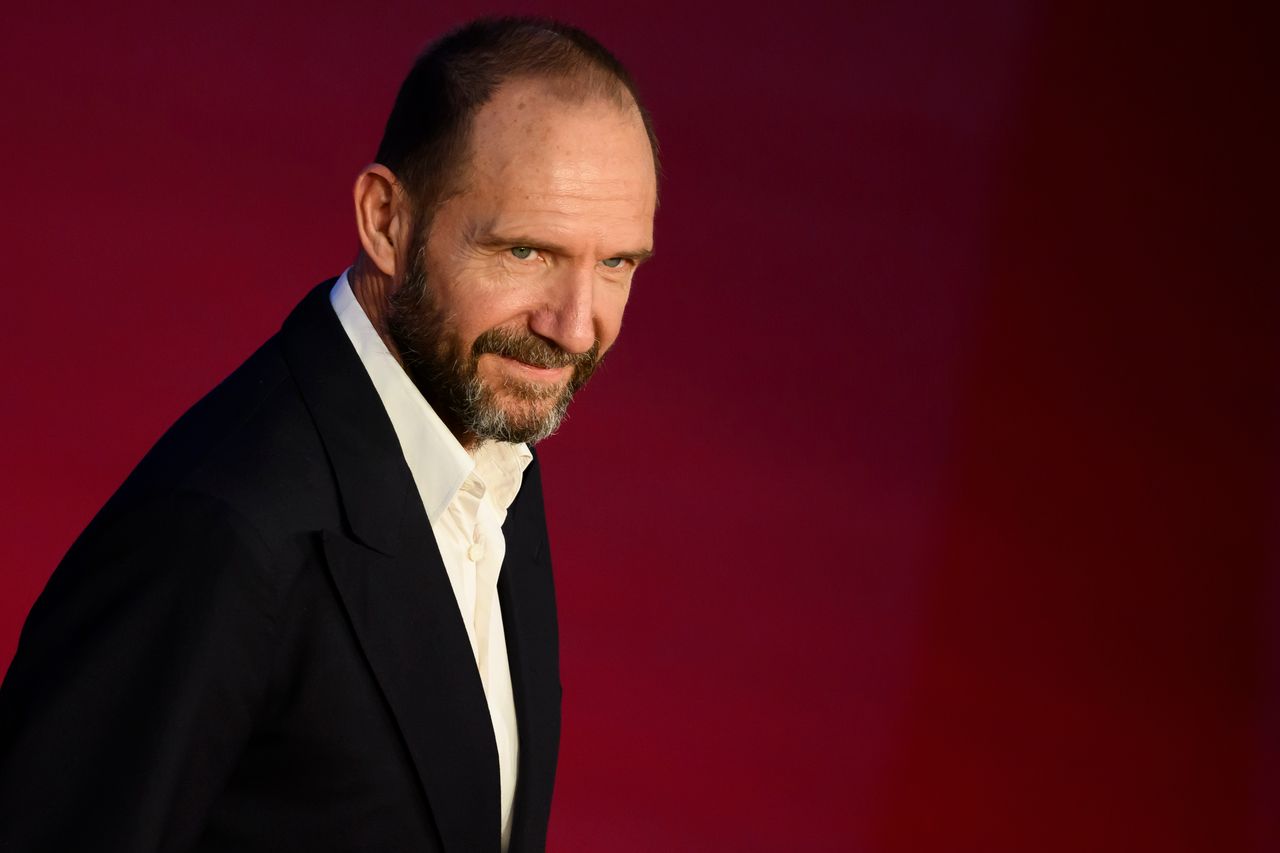 "Konklawe". Ralph Fiennes jako kardynał, który prowadzi konklawe