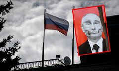 "Czaszka Putina" znów zawisła. Pieniądze uzbierano w jeden dzień