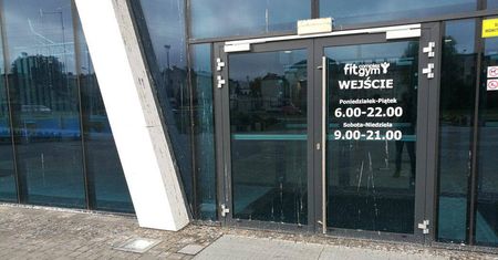 Zanieczyszczona elewacja Aqua Lublin. MOSiR ma kłopot z gołębiami