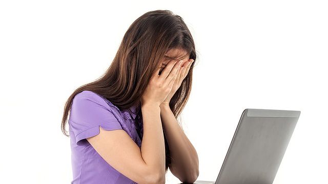 Kobieta przed laptopem