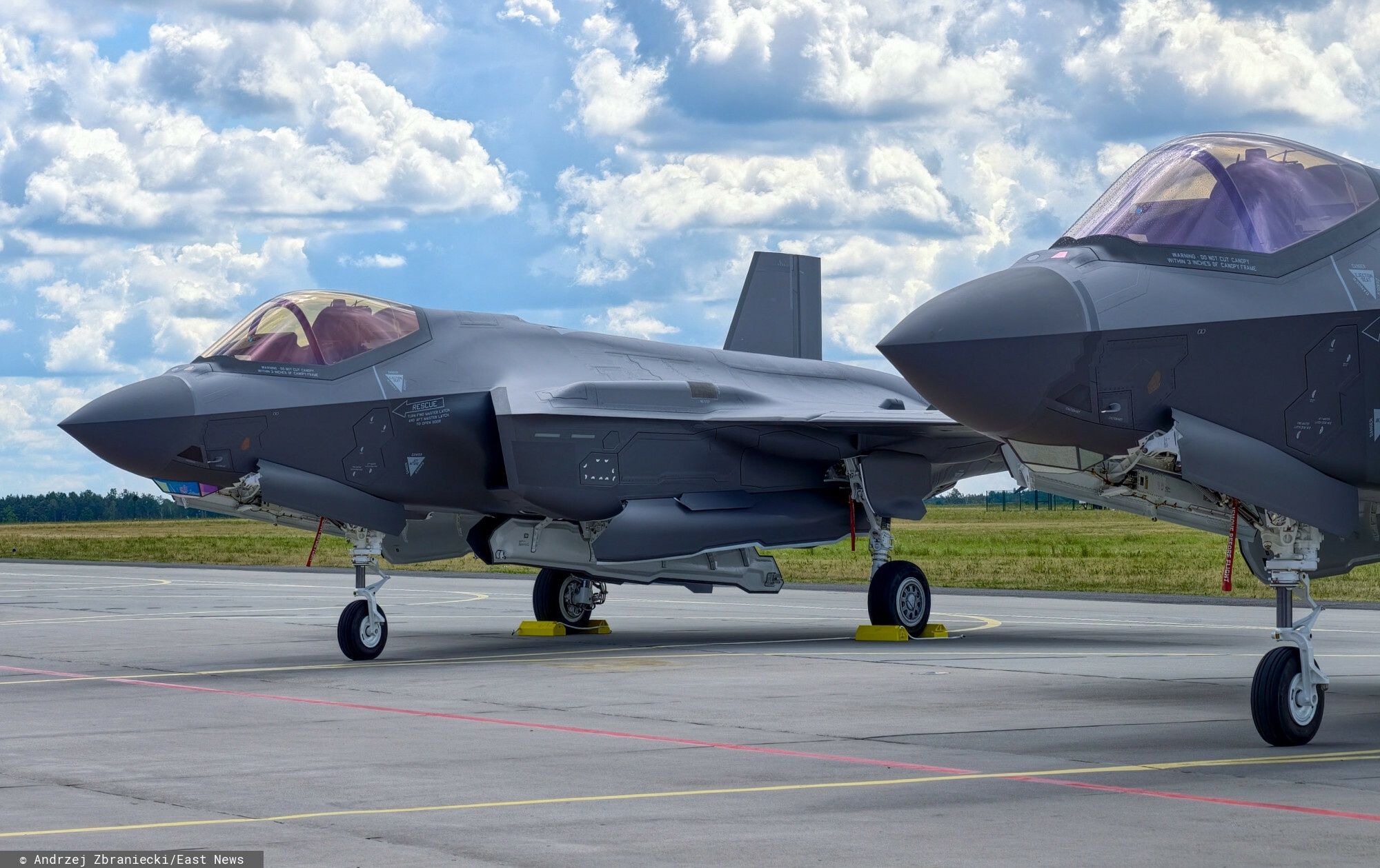 Oficjalne przyj?cie samolotów F-35 do Si? Zbrojnych RPFot. Andrzej Zbraniecki/ East News, 12.06.2026. Lask. 
Wielozadaniowe samoloty mysliwskie piatej generacji F-35A Lightning II (w polskiej sluzbie pod nazwa "Husarz") podczas oficjalnej ceremonii przyjecia maszyn do Sil Zbrojnych RP w 32. Bazie Lotnictwa Taktycznego w Lasku.Andrzej Zbraniecki