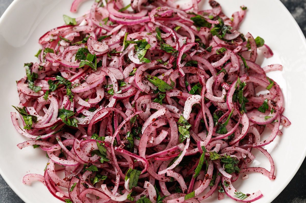 Red onion salad: A quick, nutritious boost for your meals