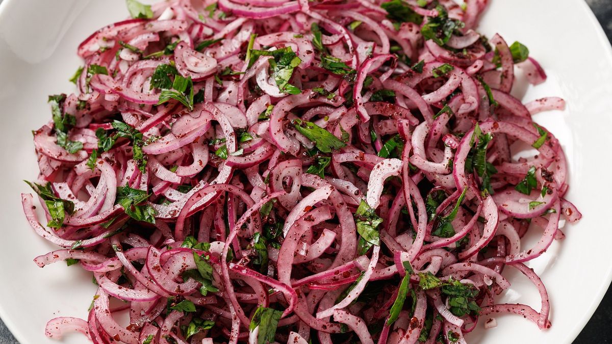 Weź czerwoną cebulę i zrób z niej obłędną sałatkę