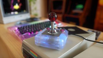 Commodore wskrzesza kultowy joystick. TAC-2 wraca po ponad 40 latach