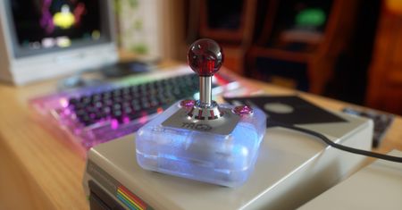 Commodore wskrzesza kultowy joystick. TAC-2 wraca po ponad 40 latach
