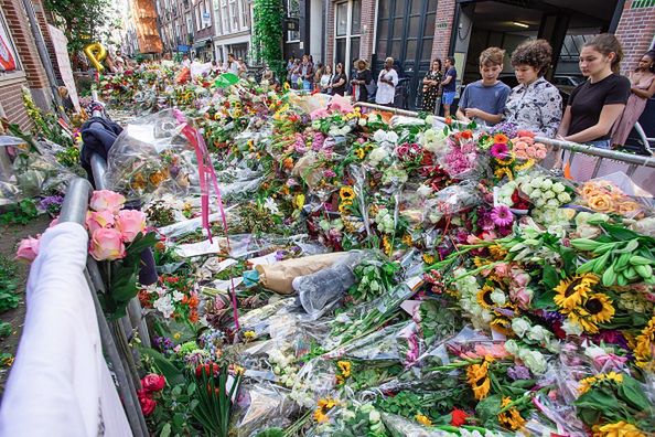 Tłumy w Amsterdamie oddały hołd zamordowanemu dziennikarzowi Peterowi de Vriesowi 