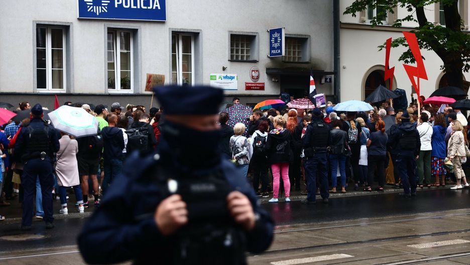 25.07.2023 r., Kraków, protest przed komisariatem policji w związku ze sprawą interwencji policji wobec pani Joanny, która dokonała aborcji