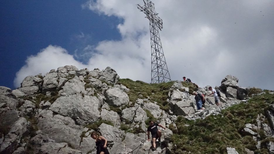 Baner wyborczy Dudy zawisł na dolnej części krzyża 