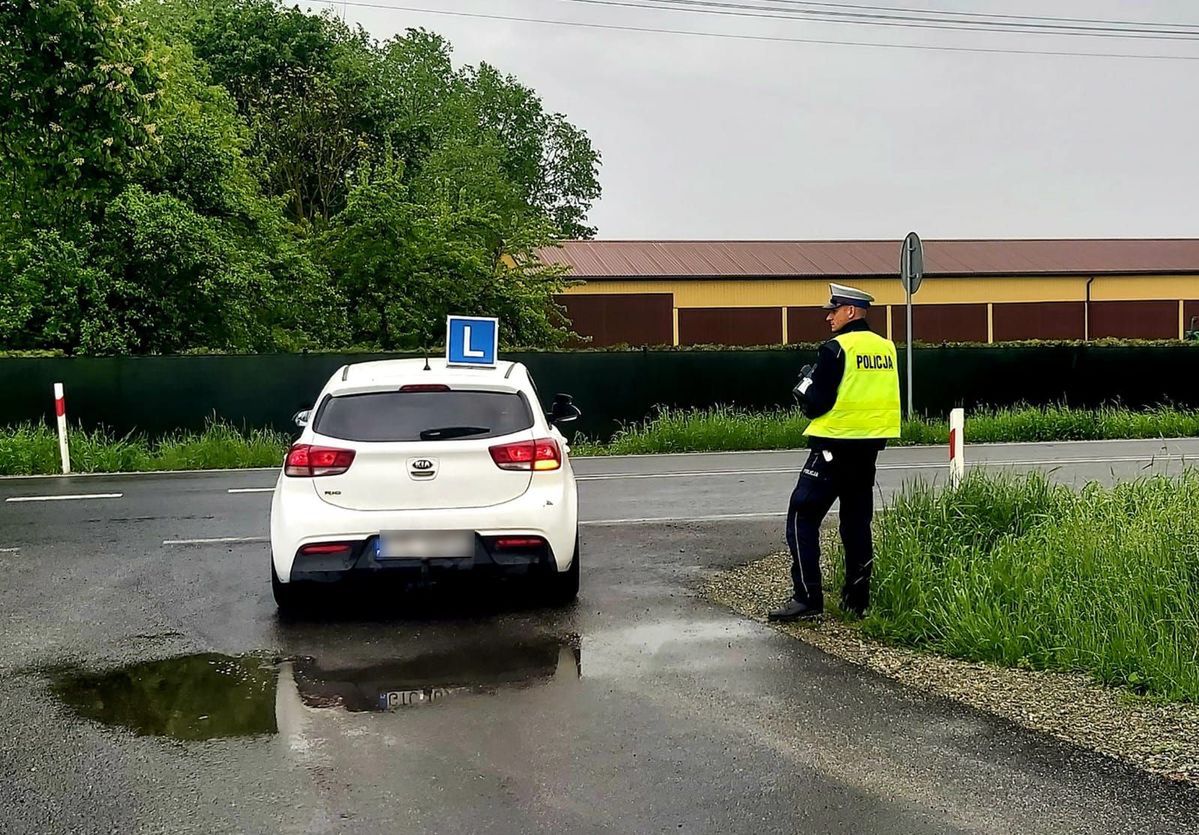 Policja ukarała mandatem instruktora za przekroczenie prędkości przez kursanta