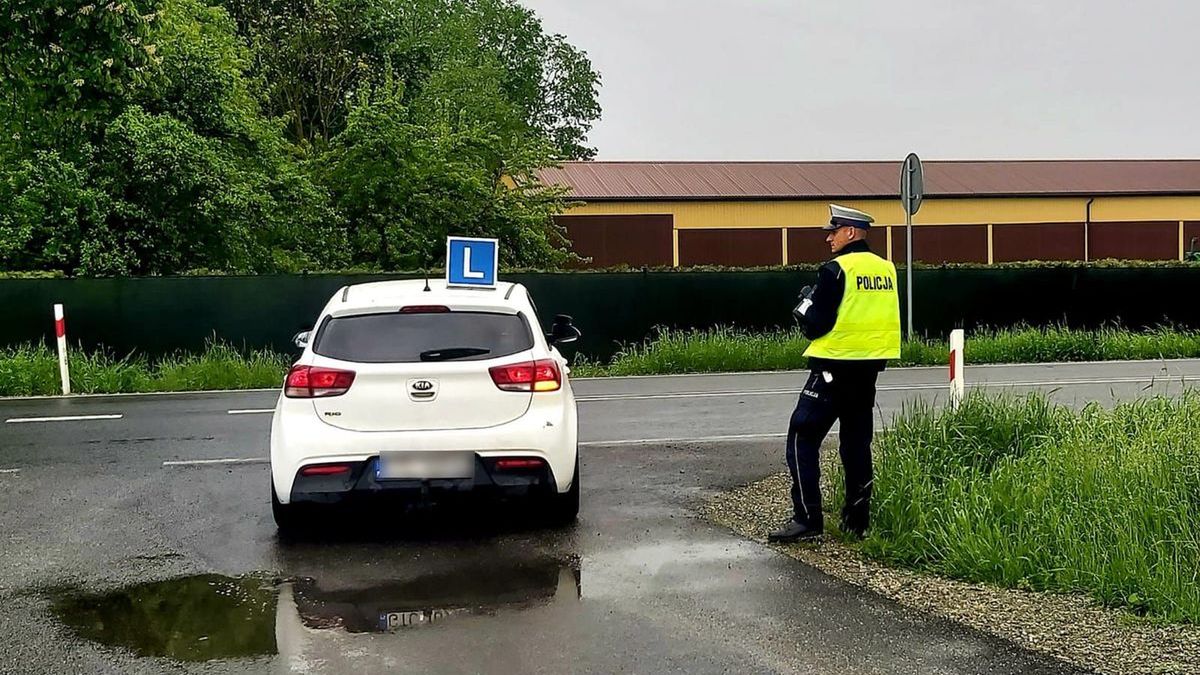 Policja ukarała mandatem instruktora za przekroczenie prędkości przez kursanta