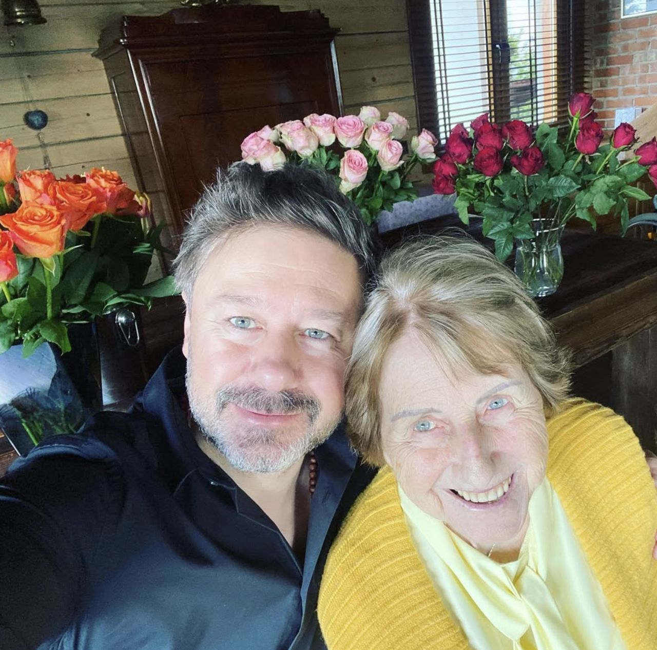 Andrzej Piaseczny uwielbia spędzać czas w przydomowym ogrodzie