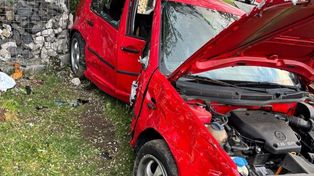 Wodzisław Śląski: Roztrzaskał Volkswagena o drzewo. 10-latka w ciężkim stanie zabrana do szpitala śmigłowcem LPR