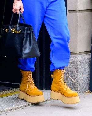 Jennifer Lopez wychodzi z nowojorskiego apartamentu