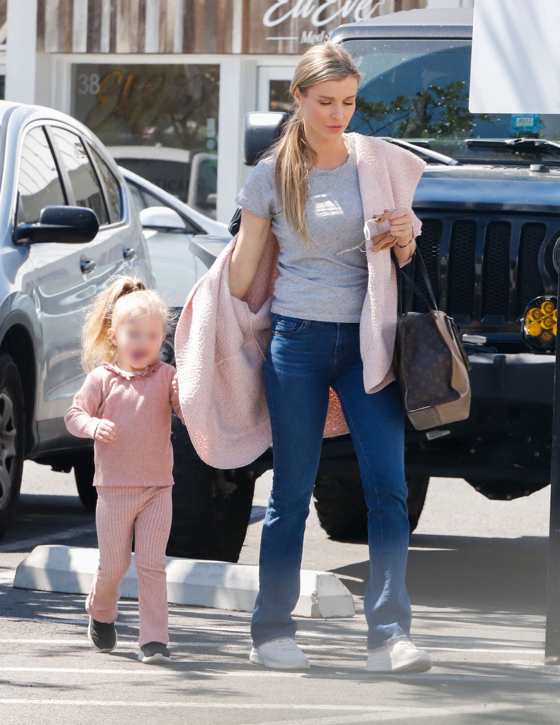 Joanna Krupa z córką na zakupach