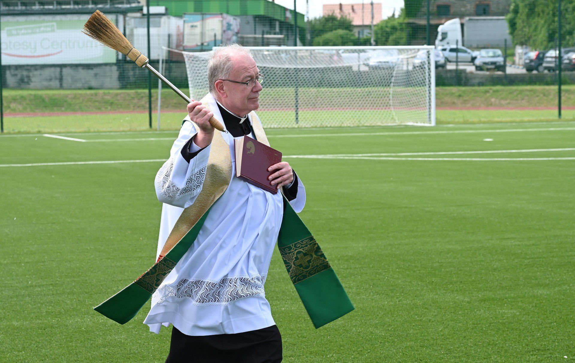 Otwarcie nowoczesnego internatui kompleksu sportowego w Łopusznie. Nowe obiekty poświęcił ksiądz kanonik Karol Stach, proboszcz Parafii w Łopusznie.