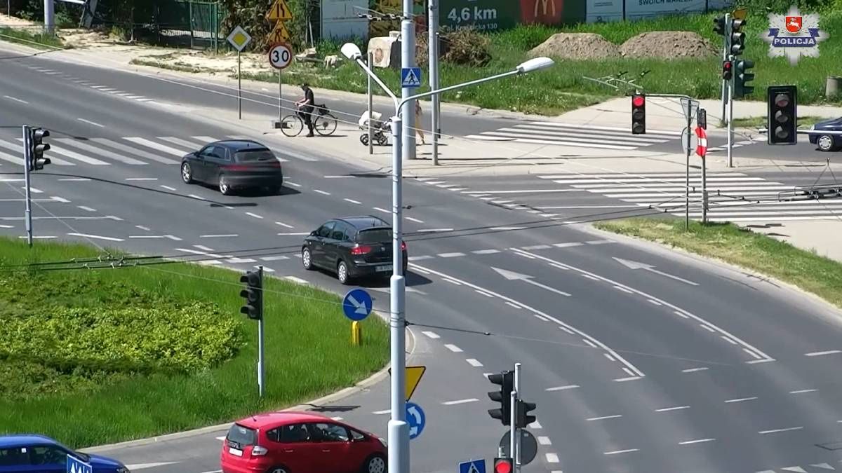 Audi przejechało przez skrzyżowanie na czerwonym świetle