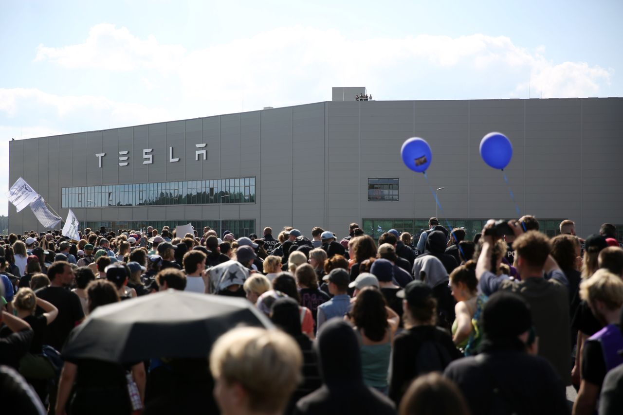 The protest at the German Tesla factory did not go smoothly.