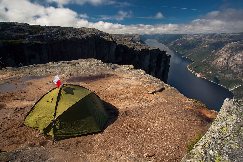 Wspaniała panorama na Lysefjord sprzed namiotu.