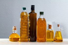 Są źródłem polifenoli i cennych kwasów tłuszczowych. Czy wiesz, jak prawidłowo używać oleju w kuchni?