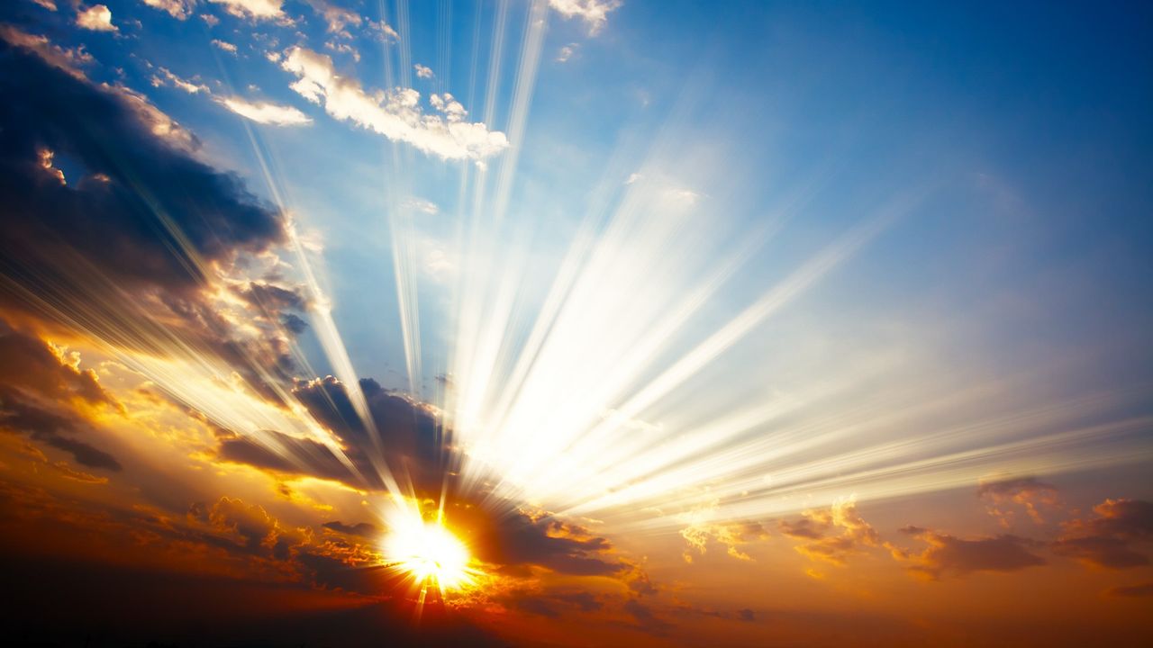 Zdjęcie świecącego słońca pochodzi z serwisu Shutterstock
