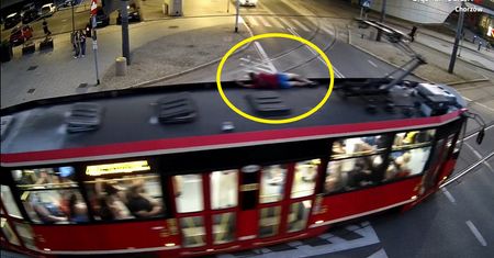 Jechał na dachu tramwaju w Chorzowie. Zapłaci srogi mandat
