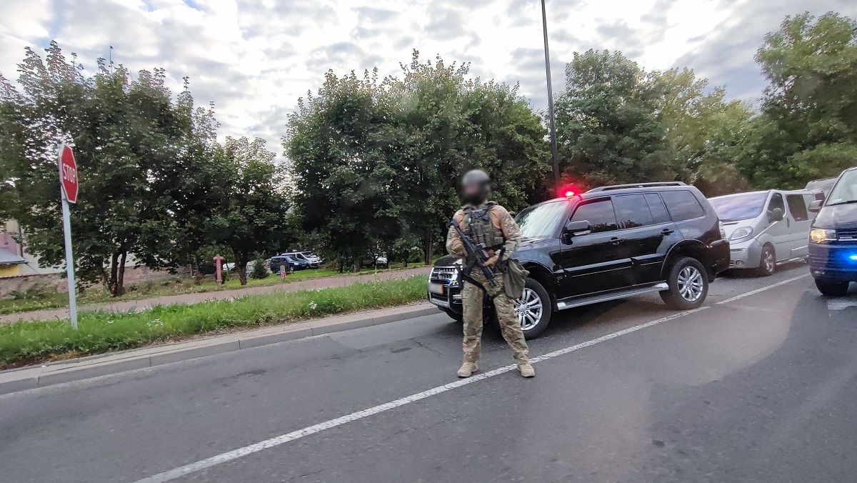 Poranne zatrzymanie przez policyjnych kontrterrorystów na al. Andersa