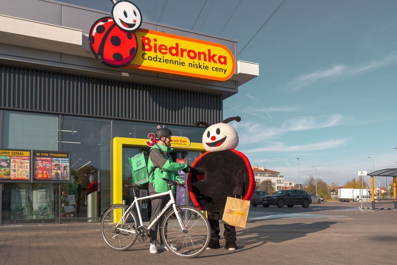 Uber Eats i Biedronka razem. Zakupy z dostawą pod drzwi