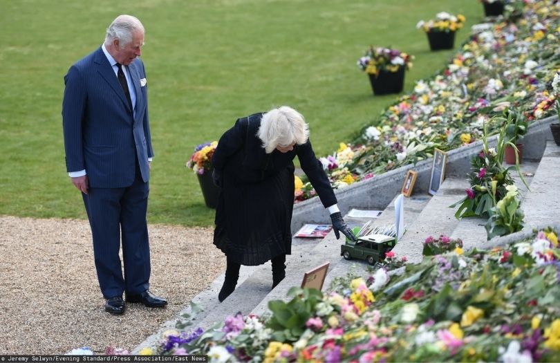 Książę Karol i Camilla oglądają kwiaty złożone przez poddanych na cześć księcia FIlipa