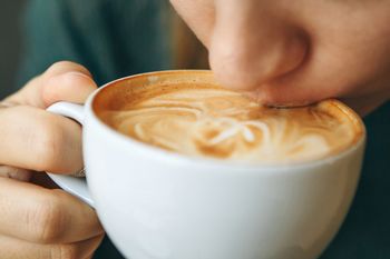 Jak pić kawę, by nie szkodziła? Naukowcy mają rozwiązanie