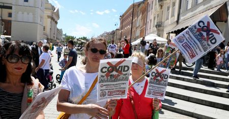 Warszawa. Protest antyszczepionkowców. "Zakończyć pandemię”