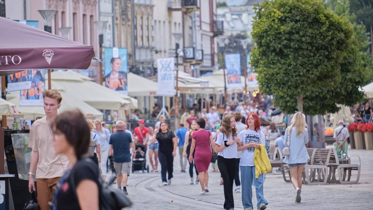 Turyści na deptaku w Lublinie