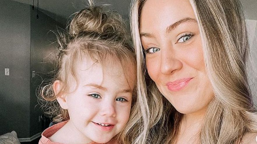 Chodzi z dzieckiem na smyczy. "Najważniejsze jest bezpieczeństwo"