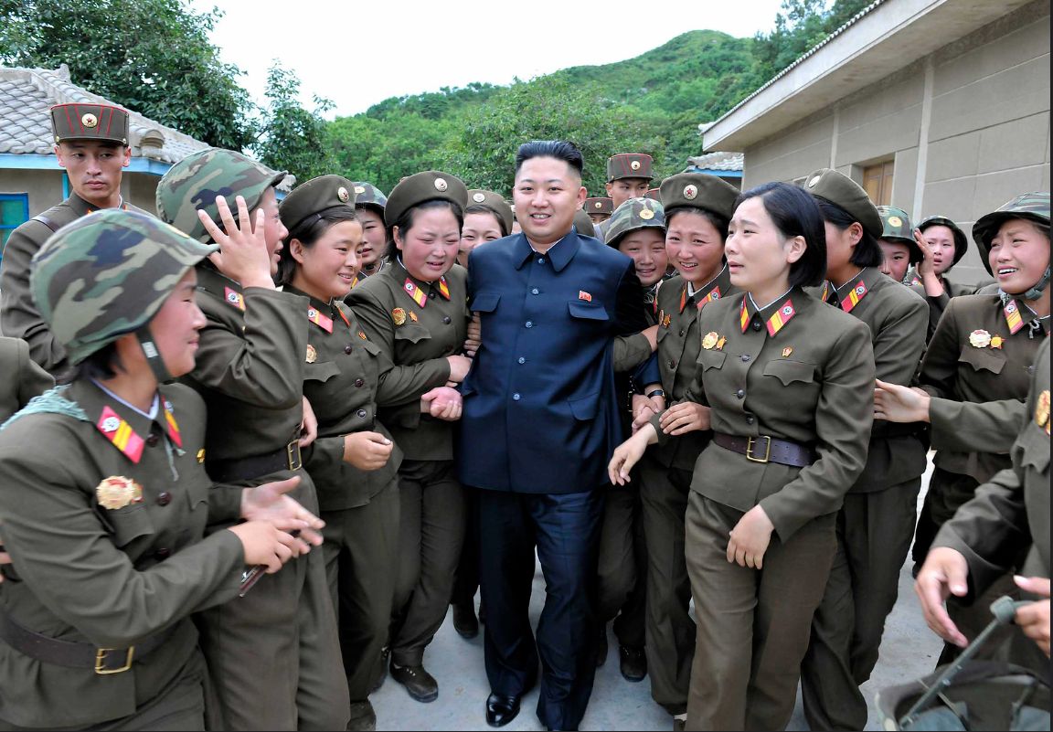 Przywódca Korei Północnej Kim Dzong Un wśród żołnierek i żołnierzy