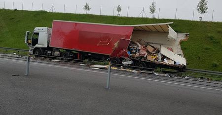 Wypadek na S12. Ciężarówka wjechała w tył naczepy tira stojącego na pasie awaryjnym