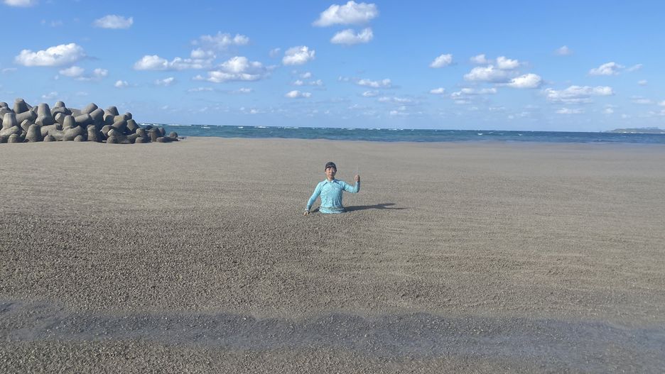 Pumeks pokrył plaże. "Nie da się tu pływać"