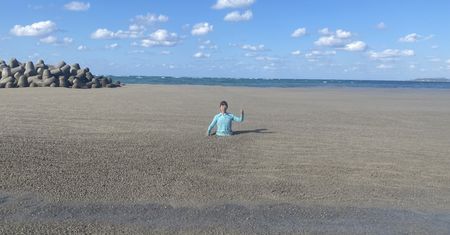 Pumeks pokrył plaże. "Nie da się tu pływać"