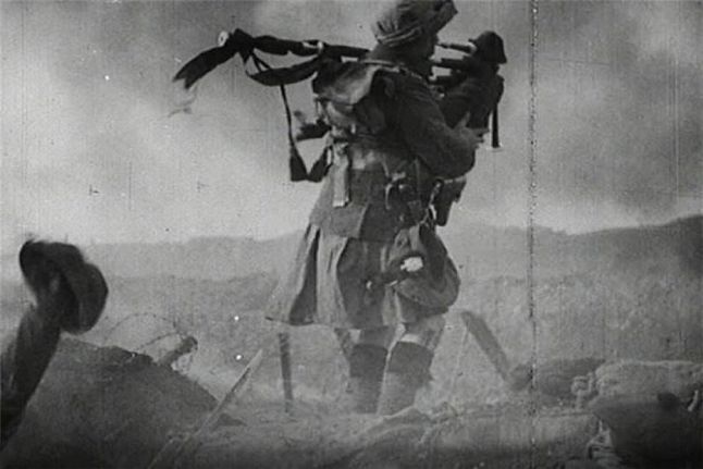 Jak widzicie - na zdjęciu jest szkocki dudziarz. Wszystko by było okej, gdyby nie to, że jest on na środku pola walki podczas I wojny światowej.