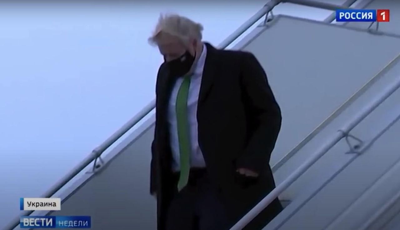 Boris Johnson wyśmiany za krawat w telewizji rosyjskiej (Rassija 1)