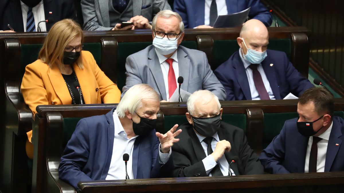 Warszawa, 29.10.2021. Politycy PiS, od lewej: wicemarszałek Sejmu Ryszard Terlecki, prezes PiS Jarosław Kaczyński i minister obrony narodowej Mariusz Błaszczak; za nimi, od lewej: wicemarszałek Sejmu Małgorzata Gosiewska, poseł Leonard Krasulski i poseł Waldemar Andzel na sali obrad Sejmu w Warszawie, 29 bm. Sejm wznowił obrady. (sko) PAP/Tomasz Gzell