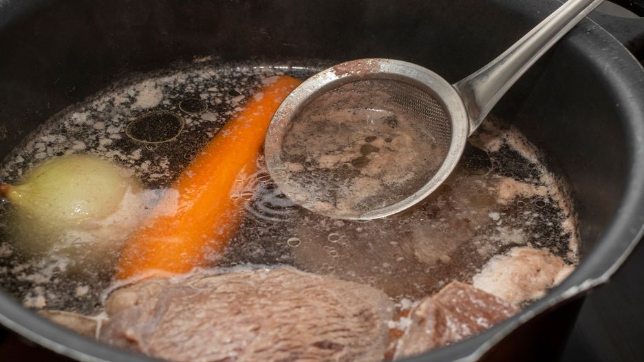 Szumowiny w rosole sprawiają, że z tą zupą jest sporo roboty