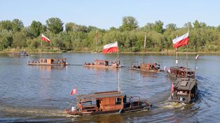 Biało-czerwone widowisko na wodzie. Łodzie "zatańczyły" na Wiśle. Tak Warszawa świętowała Dzień Flagi