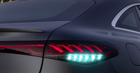Mercedes z turkusowymi światłami – to prosta, ale ważna zmiana