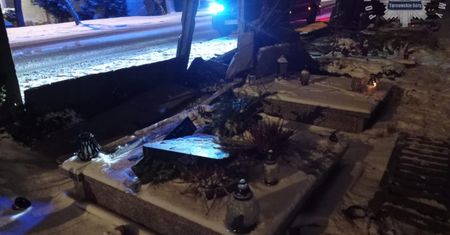 Wjechał BMW w nagrobki na cmentarzu. 19-latek sprawcą